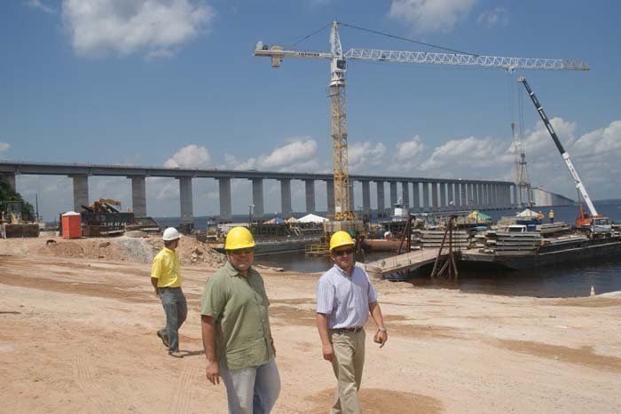 Promotores na margem do rio Negro em visita à ponte