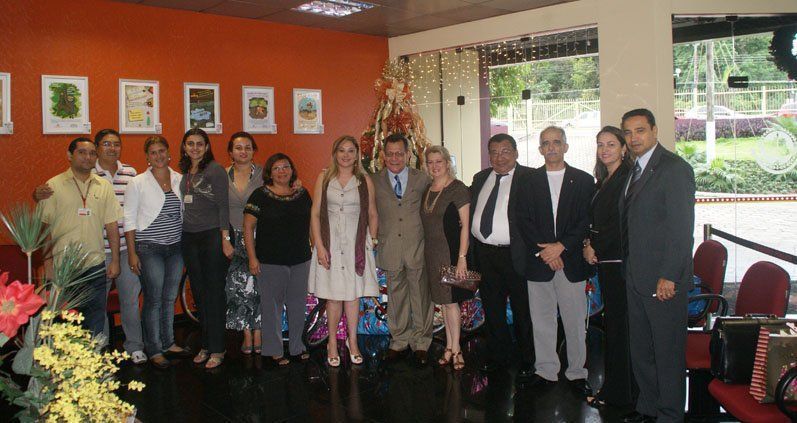 Servidores e membros reunidos junto à arvore de Natal do MP